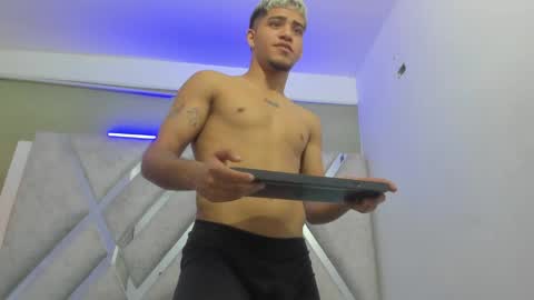 izaack online show from 02.08.25