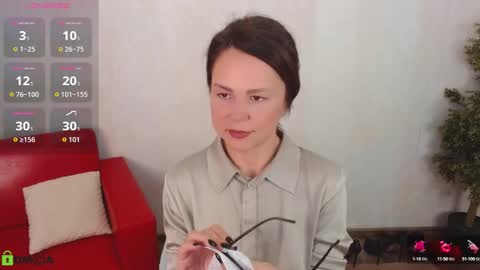 Queen of nylon  Victoria online show from 09.10.25