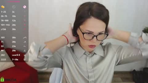 Queen of nylon  Victoria online show from 10.02.25