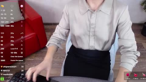 Queen of nylon  Victoria online show from 11.25.25