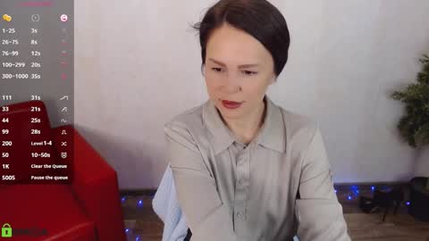 Queen of nylon  Victoria online show from 12.15.25