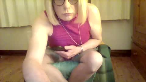Snapshot of izzy_mchoney chatting on 05.15.26 izzy_mchoney online show from 05.15.26