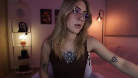 Linda Sofia help me get to 100 thumbs up online show from 11.14.25