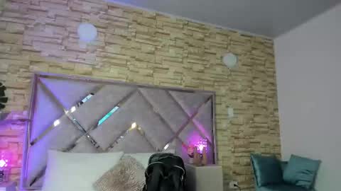 jade white  online show from 09.16.25