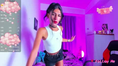 Snapshot of jadebenett chatting on 11.17.25 Jade Benett online show from 11.17.25