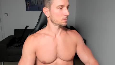 Snapshot of jakubstefano chatting on 12.15.24 Muscle beast P online show from 12.15.24