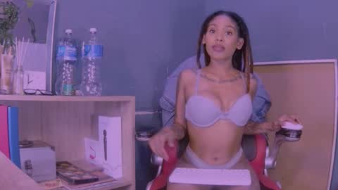 Snapshot of jamaicanbabex chatting on 02.14.25 jamaicanbabex online show from 02.14.25