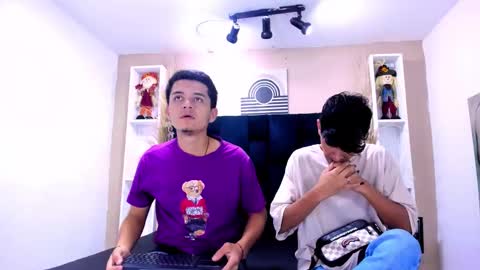 Snapshot of james_and_kenet chatting on 02.11.26 James y Kenet online show from 02.11.26