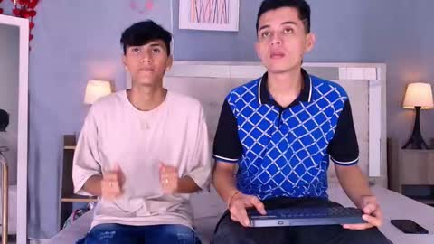 Snapshot of james_and_kenet chatting on 02.20.26 James y Kenet online show from 02.20.26