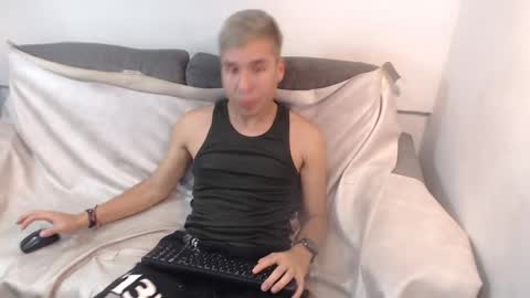 Snapshot of james_millnert chatting on 03.10.25 james millnert online show from 03.10.25