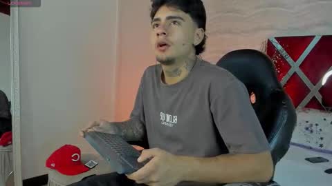 Snapshot of jamesdekker chatting on 10.22.25 jamesdekker online show from 10.22.25