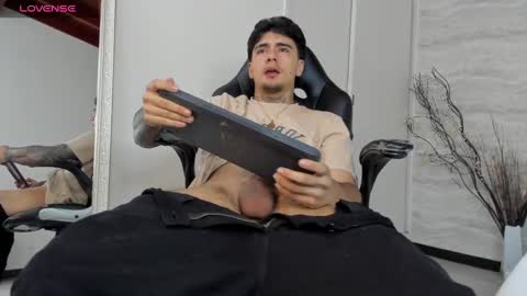 Snapshot of jamesdekker chatting on 10.29.25 jamesdekker online show from 10.29.25