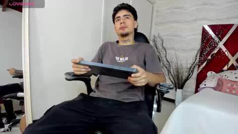 Snapshot of jamesdekker chatting on 10.30.25 jamesdekker online show from 10.30.25