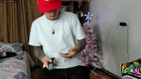 Snapshot of jamesdekker chatting on 11.29.25 jamesdekker online show from 11.29.25