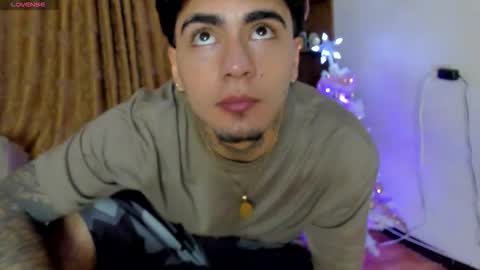 Snapshot of jamesdekker chatting on 12.18.25 jamesdekker online show from 12.18.25