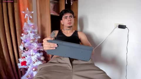 Snapshot of jamesdekker chatting on 12.19.25 jamesdekker online show from 12.19.25