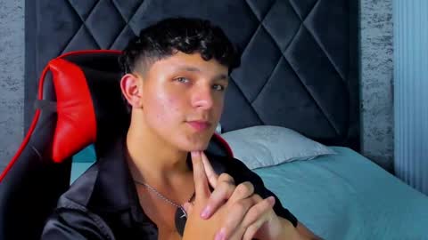 Snapshot of jamesgolden_ chatting on 03.08.25 jamesgolden_ online show from 03.08.25