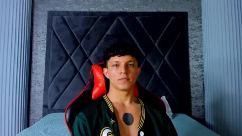 Snapshot of jamesgolden_ chatting on 03.10.25 jamesgolden_ online show from 03.10.25