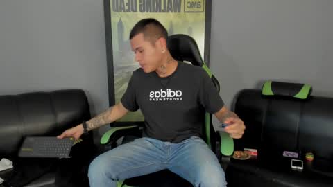 Snapshot of jamesinked_ chatting on 01.06.25 Jamesinked  online show from 01.06.25