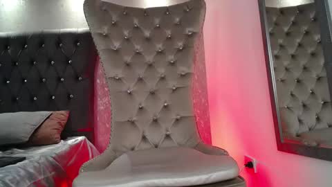 Snapshot of jamess_blake chatting on 09.18.25 James online show from 09.18.25