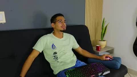 Snapshot of jaybrown_1 chatting on 10.14.25 Jay online show from 10.14.25