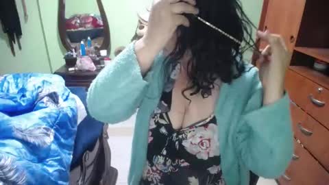 Snapshot of jazmin_rios chatting on 01.29.25 jazmim online show from 01.29.25