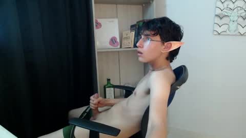 Snapshot of jeam_hot chatting on 12.22.24 jeam_hot online show from 12.22.24