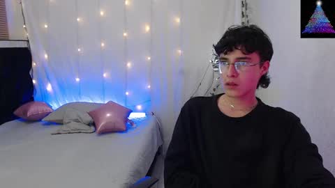 Snapshot of jeam_hot chatting on 12.28.24 jeam_hot online show from 12.28.24