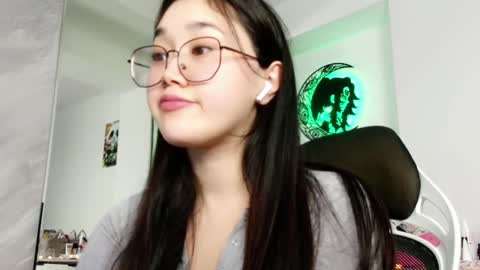 Snapshot of jennatyan chatting on 12.19.24 JENNA online show from 12.19.24