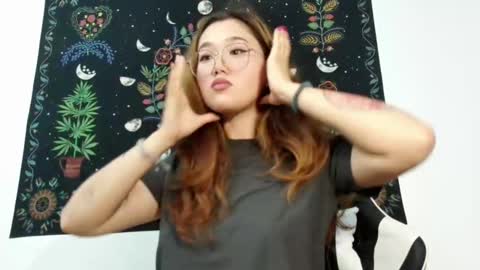 Snapshot of jennatyan chatting on 09.12.25 JENNA online show from 09.12.25