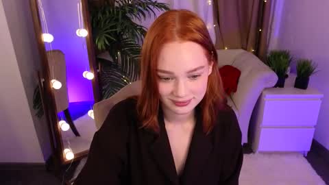 Snapshot of jennifer_shy_ chatting on 10.04.25 Jennifer online show from 10.04.25