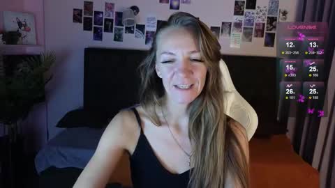 Snapshot of jesica_moon_peachy chatting on 10.09.25 jesica_moon_peachy online show from 10.09.25