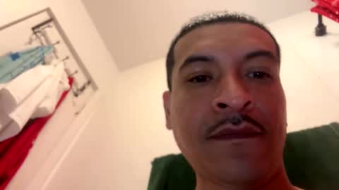 Snapshot of jesselopezcali chatting on 12.14.25 Hungjessy online show from 12.14.25