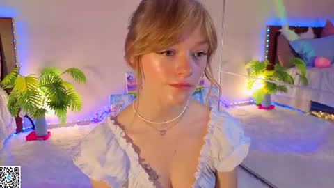 Snapshot of jewellhogan chatting on 06.20.26 Gwen online show from 06.20.26