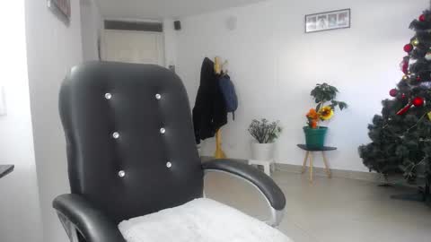 Snapshot of jezabel_purple chatting on 12.18.25 Camila online show from 12.18.25