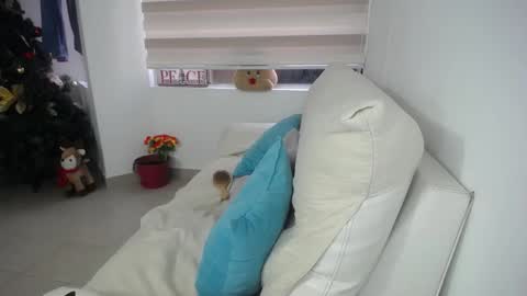 Snapshot of jezabel_purple chatting on 12.22.25 Camila online show from 12.22.25