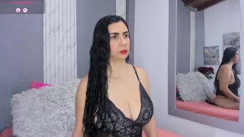 Snapshot of jhasly_am chatting on 10.01.25 jhasly online show from 10.01.25