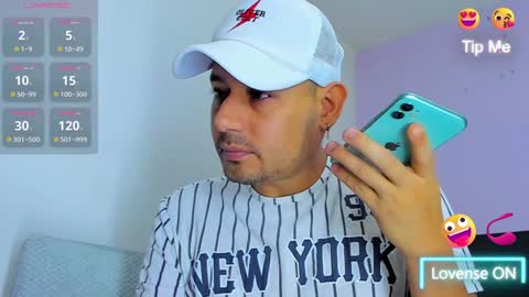 Snapshot of jhonyalzate chatting on 12.23.24 Jhony Alzate online show from 12.23.24