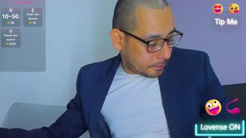 Snapshot of jhonyalzate chatting on 12.28.24 Jhony Alzate online show from 12.28.24