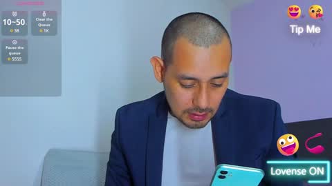 Snapshot of jhonyalzate chatting on 12.28.24 Jhony Alzate online show from 12.28.24