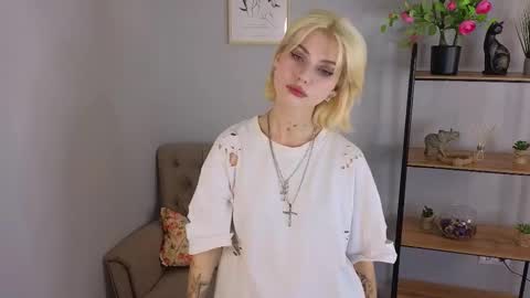 Snapshot of joan_lipse chatting on 10.30.25 Sofia online show from 10.30.25