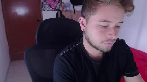 Snapshot of johanleonsweetboy chatting on 10.30.25 JOHAN independient model online show from 10.30.25