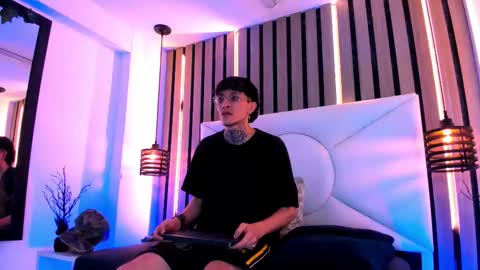 johnsonisaac94  online show from 09.26.25