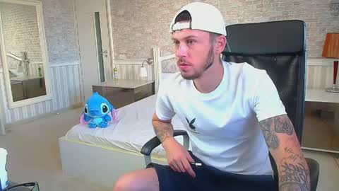 Snapshot of jonahshaw chatting on 07.14.26 JonahShaw online show from 07.14.26