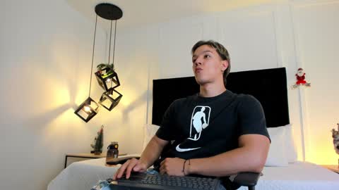 Jonathan Danielss  online show from 12.12.24