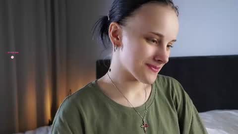 Snapshot of jonnienita chatting on 06.12.26 Alice online show from 06.12.26