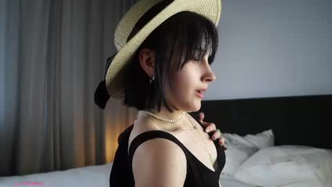 Snapshot of jonnienita chatting on 06.26.26 Alice online show from 06.26.26