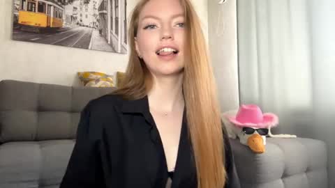 Snapshot of joyegeesey chatting on 05.14.26 Bella online show from 05.14.26