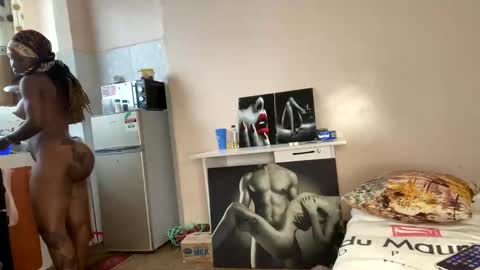 Snapshot of joyslim1 chatting on 11.01.25 Butterflyass online show from 11.01.25