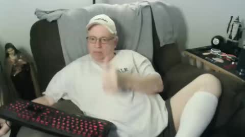 Snapshot of jpmel99 chatting on 10.31.25 jpmel99 online show from 10.31.25